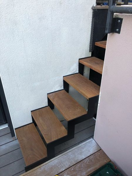 Réalisation et pose d’un escalier métallique découpée au au Laser Avec des marches en bois et un Gardecorps en câble inoxydables sur Martigues