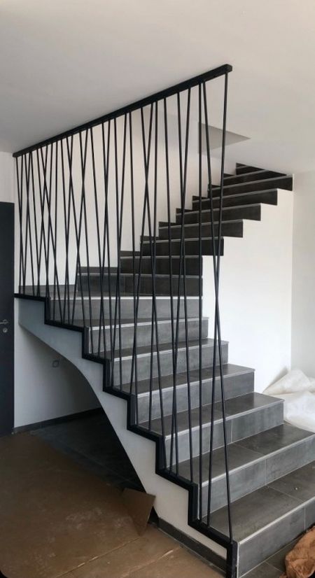Création sur mesure et pose d'un garde corps pour escalier d'intérieur design à Carry Le Rouet