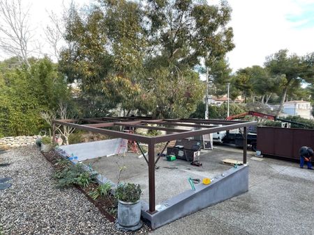 Fabrication sur mesure d'un carport en fer pour une maison à Ensues La Redonne