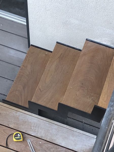 Réalisation et pose d’un escalier métallique découpée au au Laser Avec des marches en bois et un Gardecorps en câble inoxydables sur Martigues