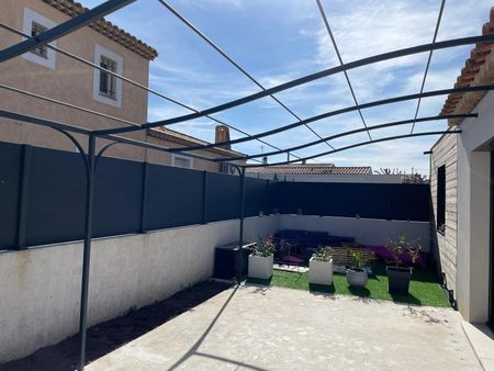 Création d'une pergola en fer plein traditionnel pour une maison à Laure