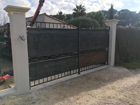 Fabrication d'un portail en fer forgé plein pour une villa à La Couronne sur La Côte Bleue