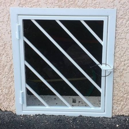 porte de vide sanitaire à la Mède près de Martigues