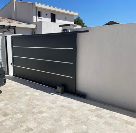 Portail en fer avec décor en aluminium : Élégance et sécurité pour une villa aux Pennes Mirabeau
