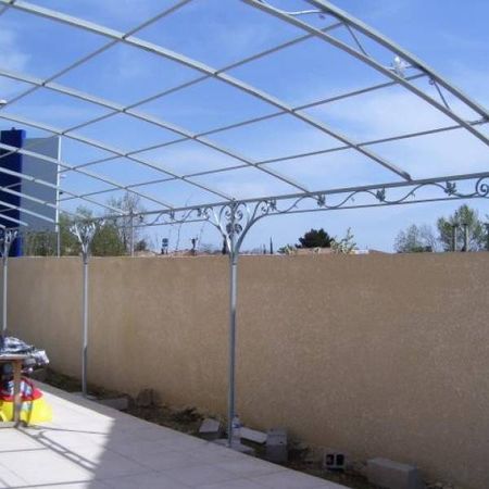 Réalisation d'une pergola motif vignes à Istres
