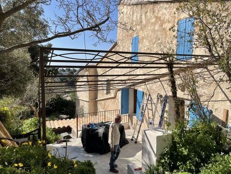 Création et installation d'une pergola sur mesure en fer forgé à Marignane