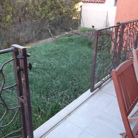 Réalisation et pose d'une rampe en fer forgé couleur rouille sur terrasse en PACA