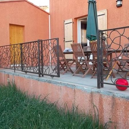 Réalisation et pose d'une rampe en fer forgé couleur rouille sur terrasse en PACA