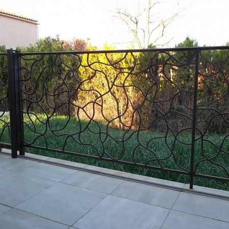 Réalisation et pose d'une rampe en fer forgé couleur rouille sur terrasse en PACA