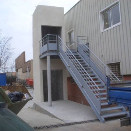 balcon metalique ; mobilié de jardin ; escalier industriel etc...