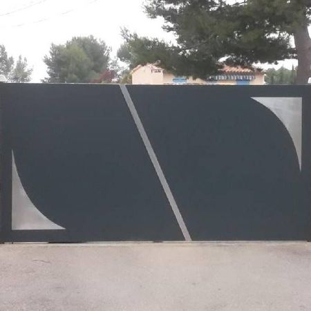 Portail moderne en fer réalisé à Chateauneuf Les Martigues