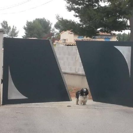 Portail moderne en fer réalisé à Chateauneuf Les Martigues