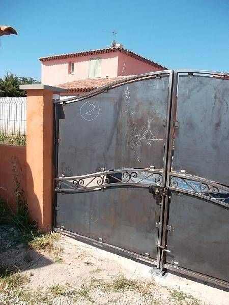 Portail de style contemporain  avec volutes forgé réalisé à Carry le Rouet