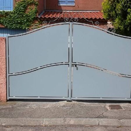 Notre zone d'activité pour ce service Installation de portail en fer sur mesure avec finitions travaillées et motifs en fer forgé personnalisés