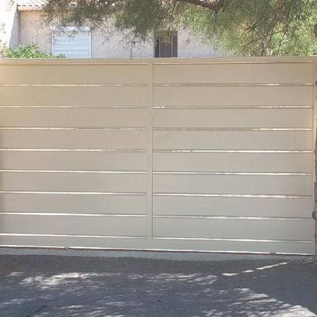 Portail moderne sur mesure en fer réalisé sur la Côte Bleue