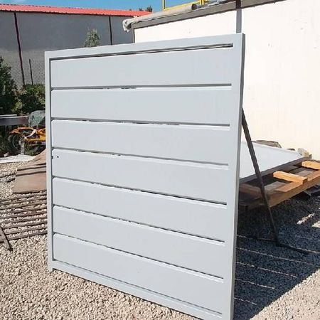 Portail moderne sur mesure en fer réalisé sur la Côte Bleue