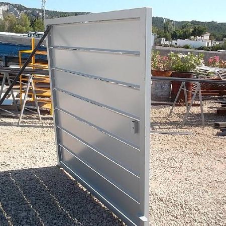 Portail moderne sur mesure en fer réalisé sur la Côte Bleue